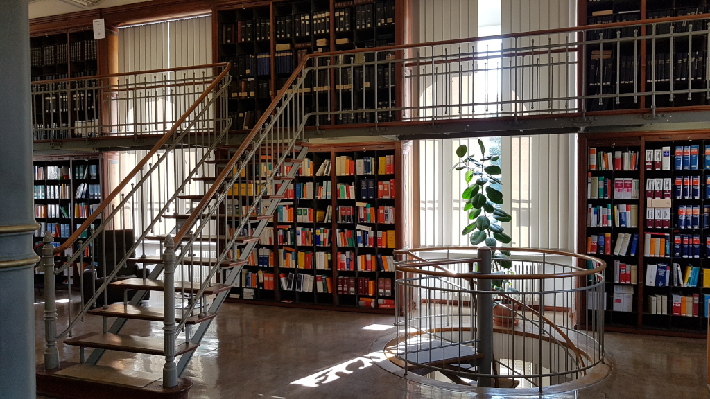 Bild: Hier sieht man die Bibliothek des Verwaltungsgerichts Potsdam